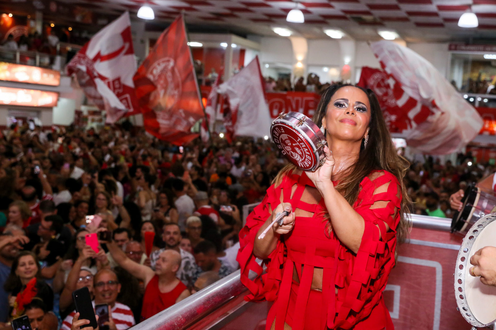 Viviane Araujo arrasa em ensaio do Salgueiro