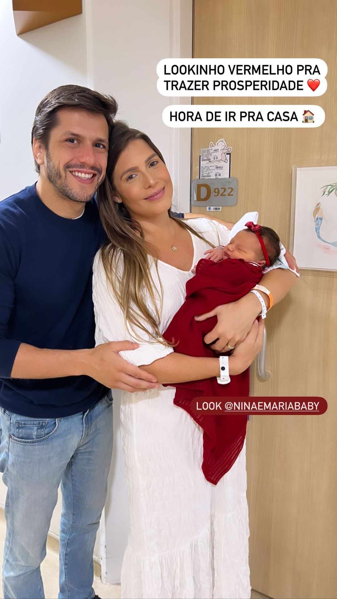 Bia Feres deixa maternidade com a filha, Serena