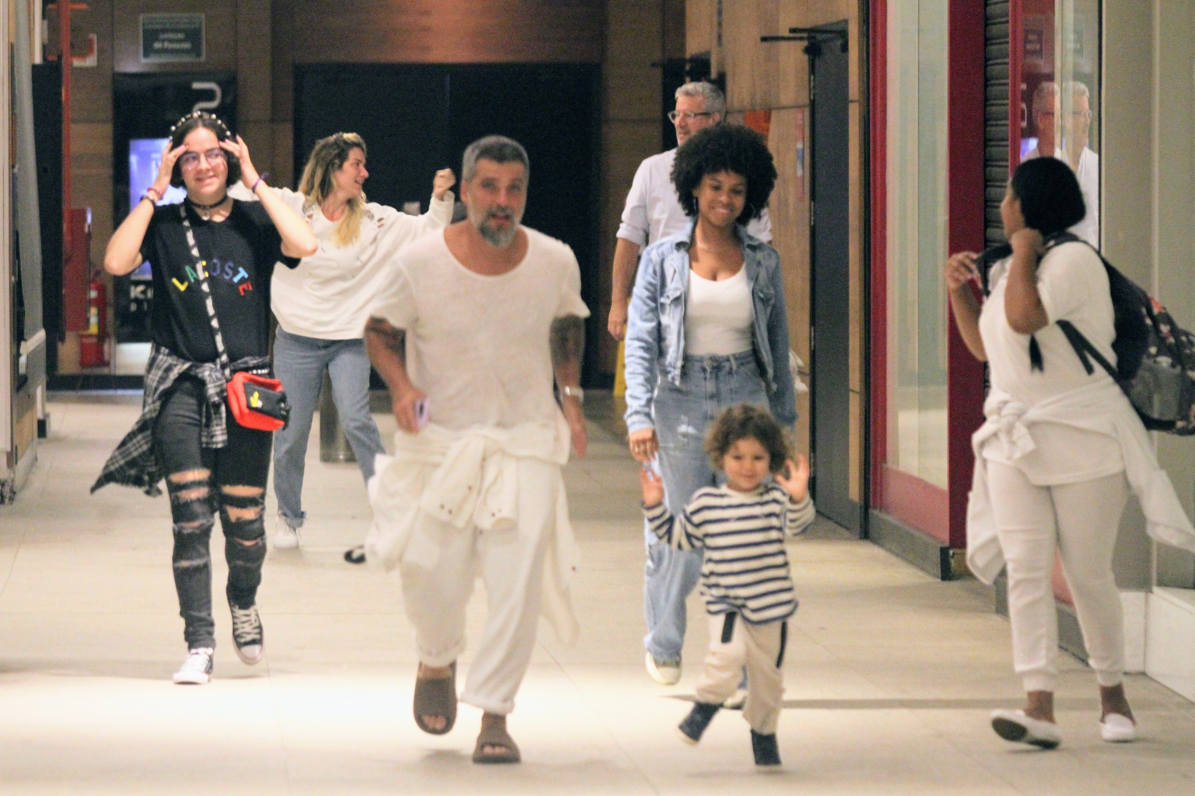 Bruno Gagliasso faz farra com os filhos em shopping