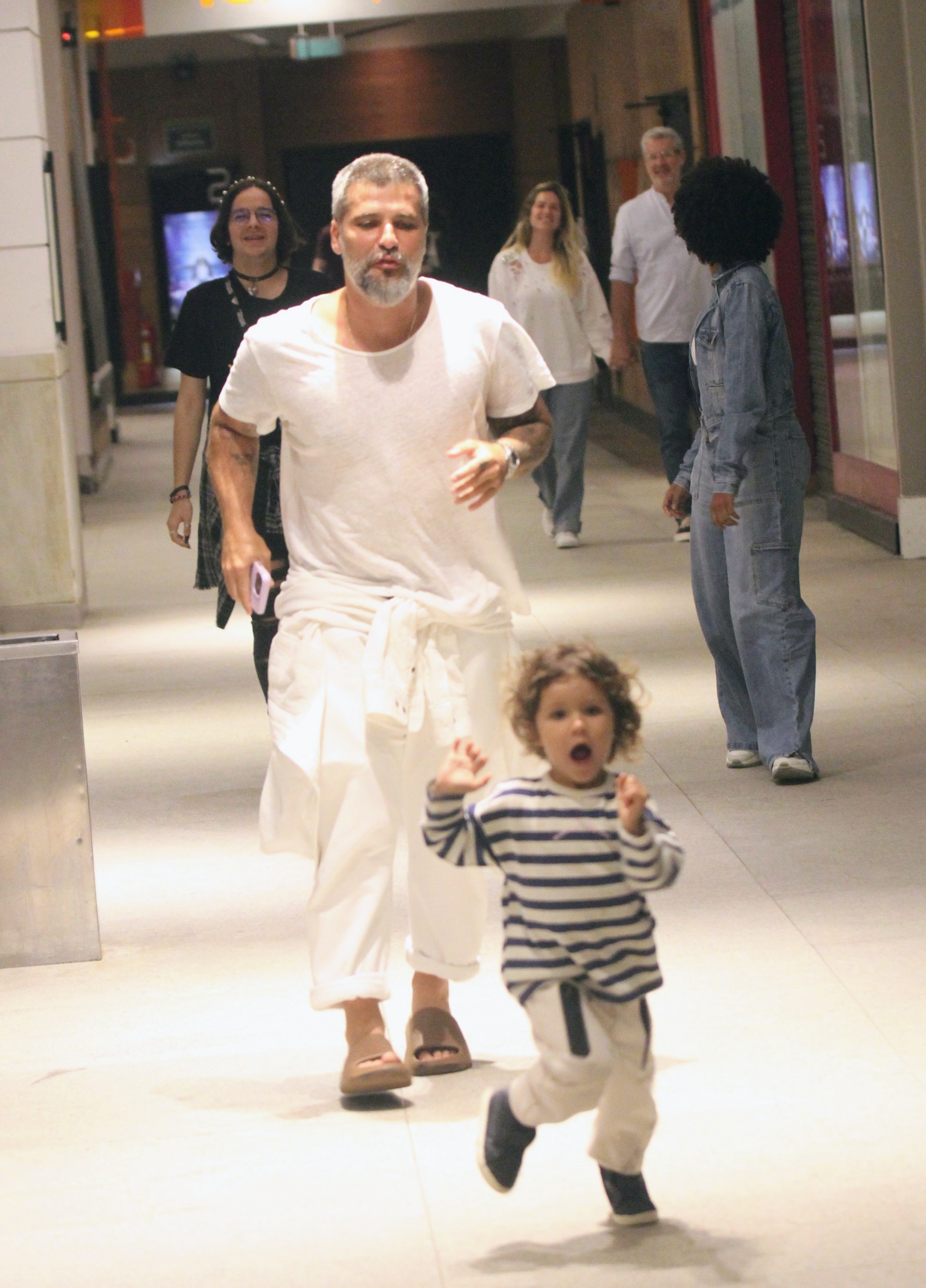 Bruno Gagliasso faz farra com os filhos em shopping