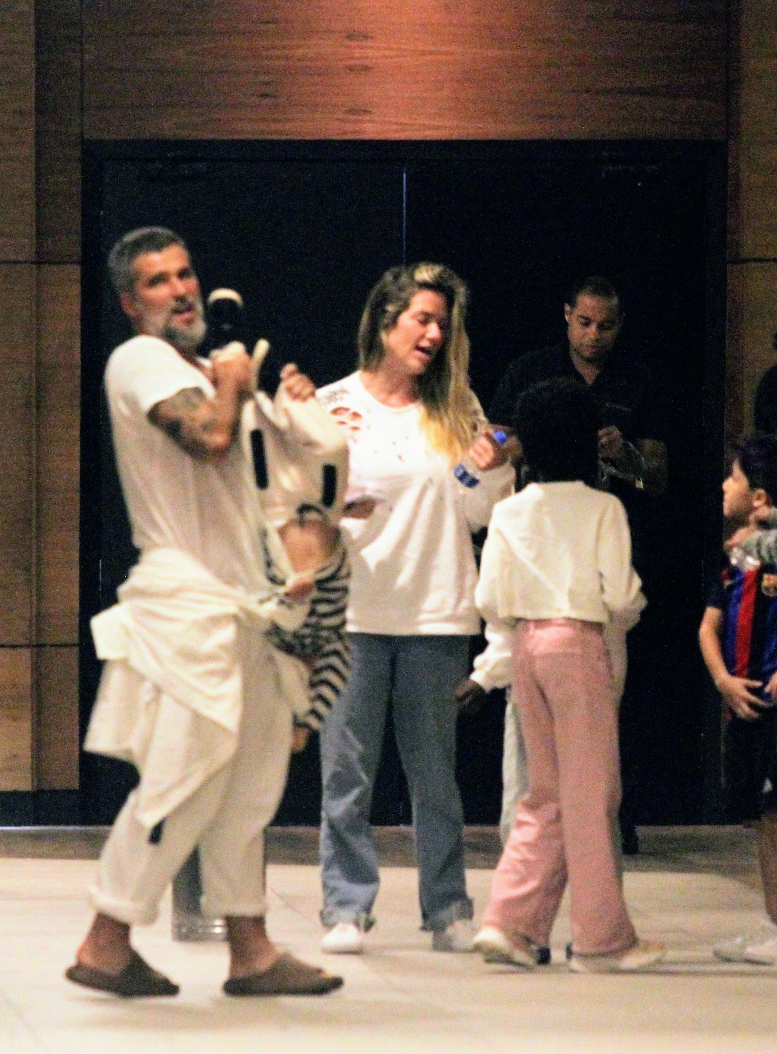 Bruno Gagliasso faz farra com os filhos em shopping