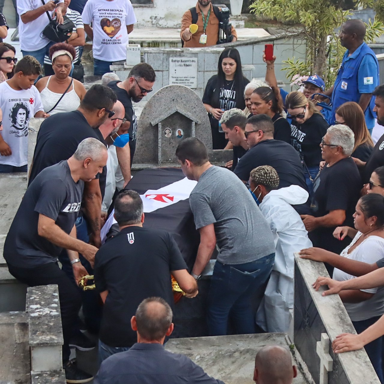 Corpo de Roberto Dinamite é enterrado em Duque de Caxias - Créditos: Victor Chapetta / AgNews