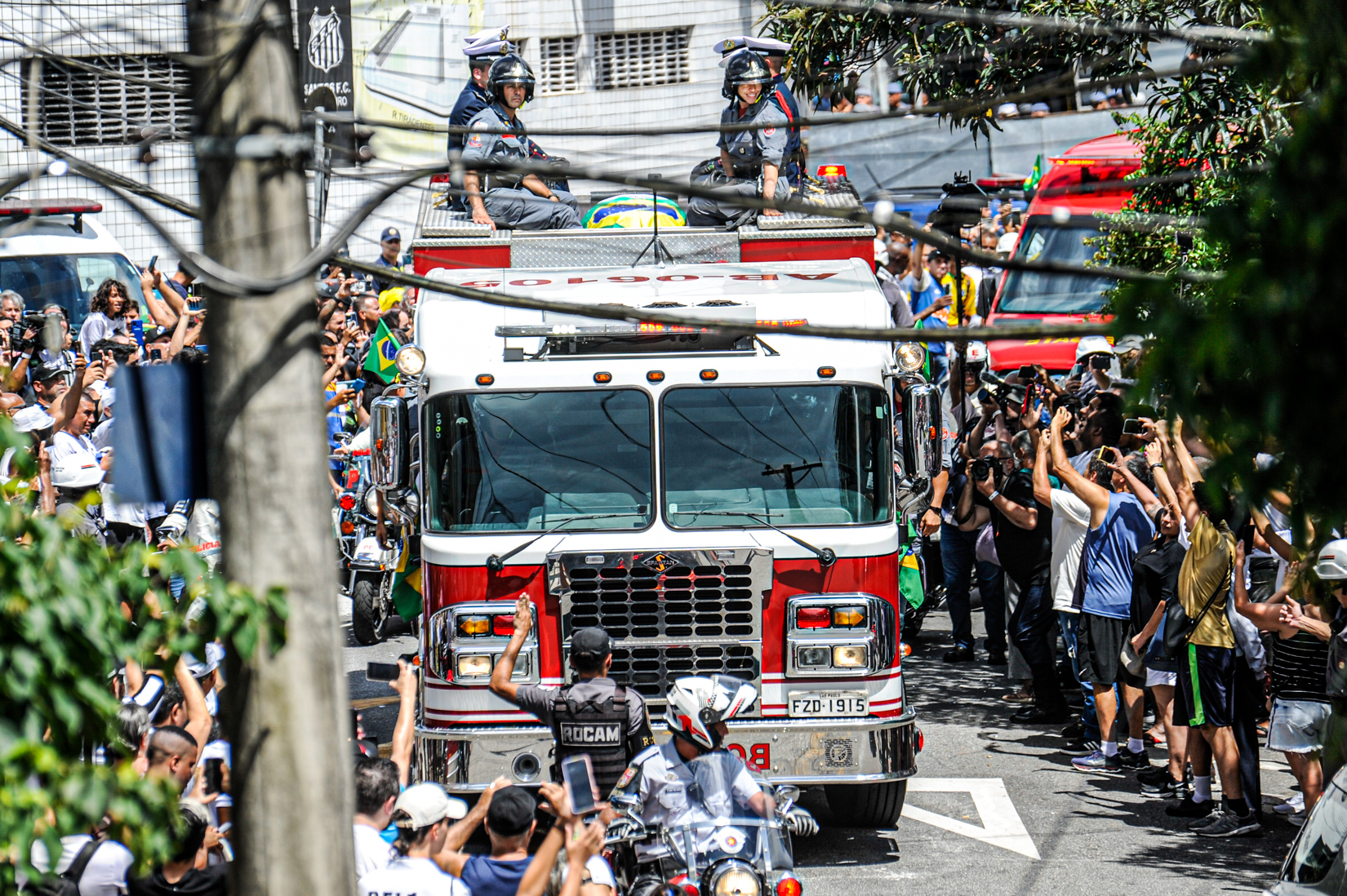 Cortejo do caixão de Pelé pelas ruas de Santos