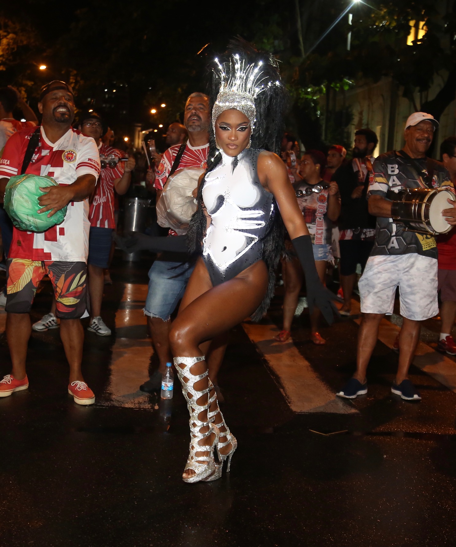 Erika Januza marca presença em ensaio da Viradouro. Foto: Ag News