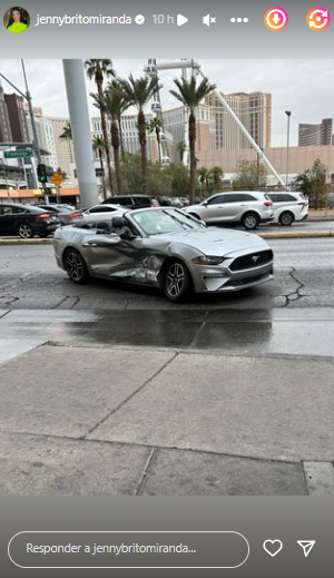 Foto do carro de Jenny Miranda após acidente