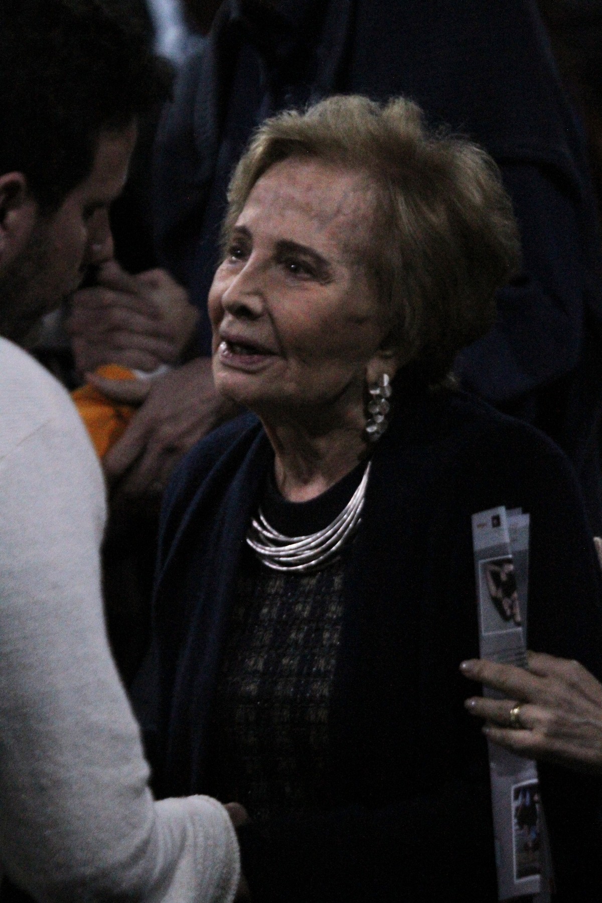 Gloria Menezes é vista de cadeira de rodas em ida ao teatro