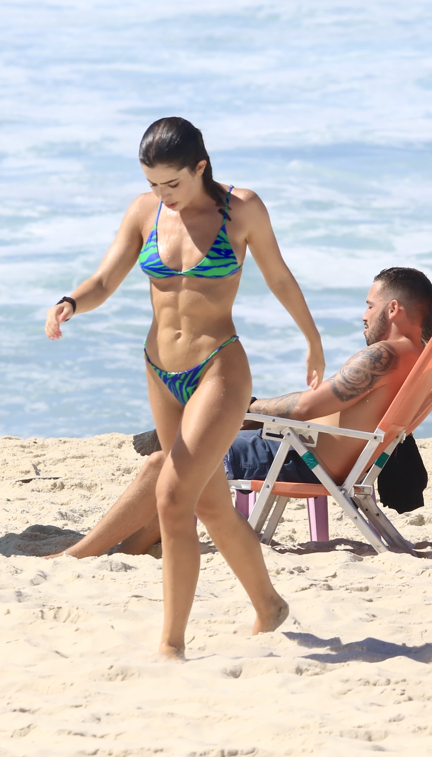 Jade Picon exibe boa forma em dia na praia