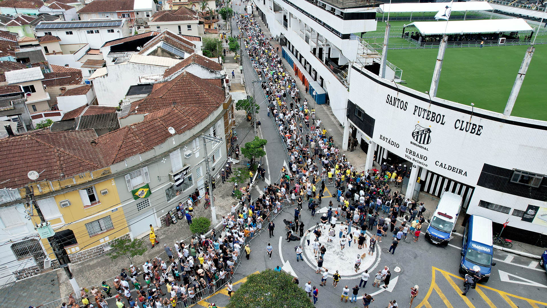 Multidão dá o último adeus para Pelé na Vila Belmiro