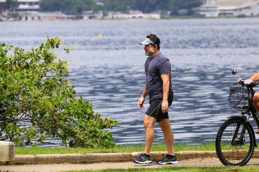 Murilo Benício faz caminhada no Rio de Janeiro