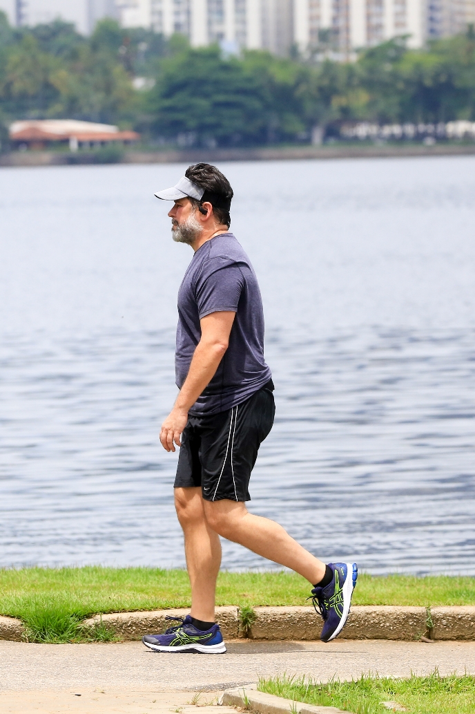 Murilo Benício faz caminhada no Rio de Janeiro