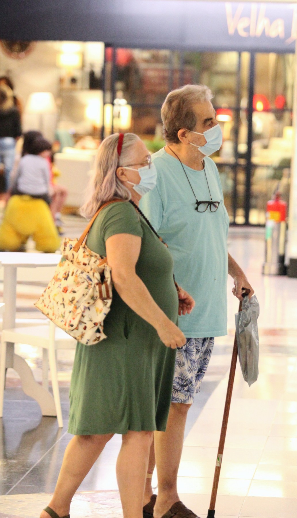 Otávio Augusto curte passeio com a esposa, Cristina Mullins