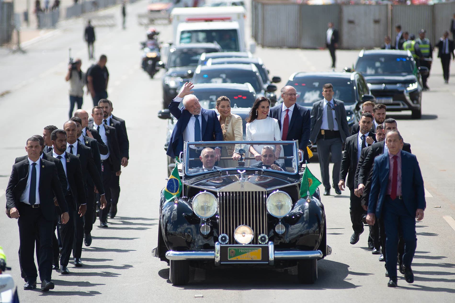 Em ato histórico, Lula toma posse em Brasília