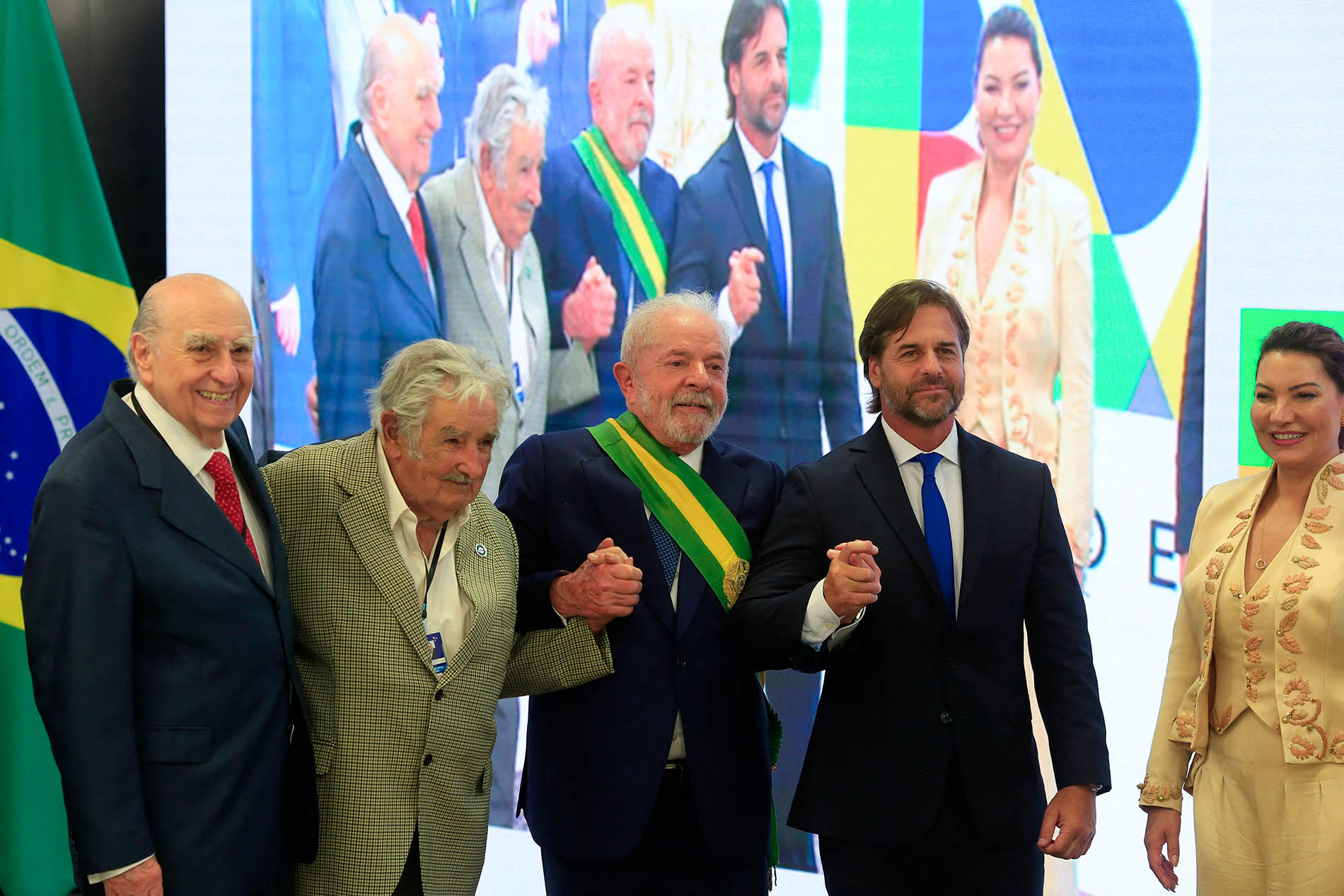 Em ato histórico, Lula toma posse em Brasília