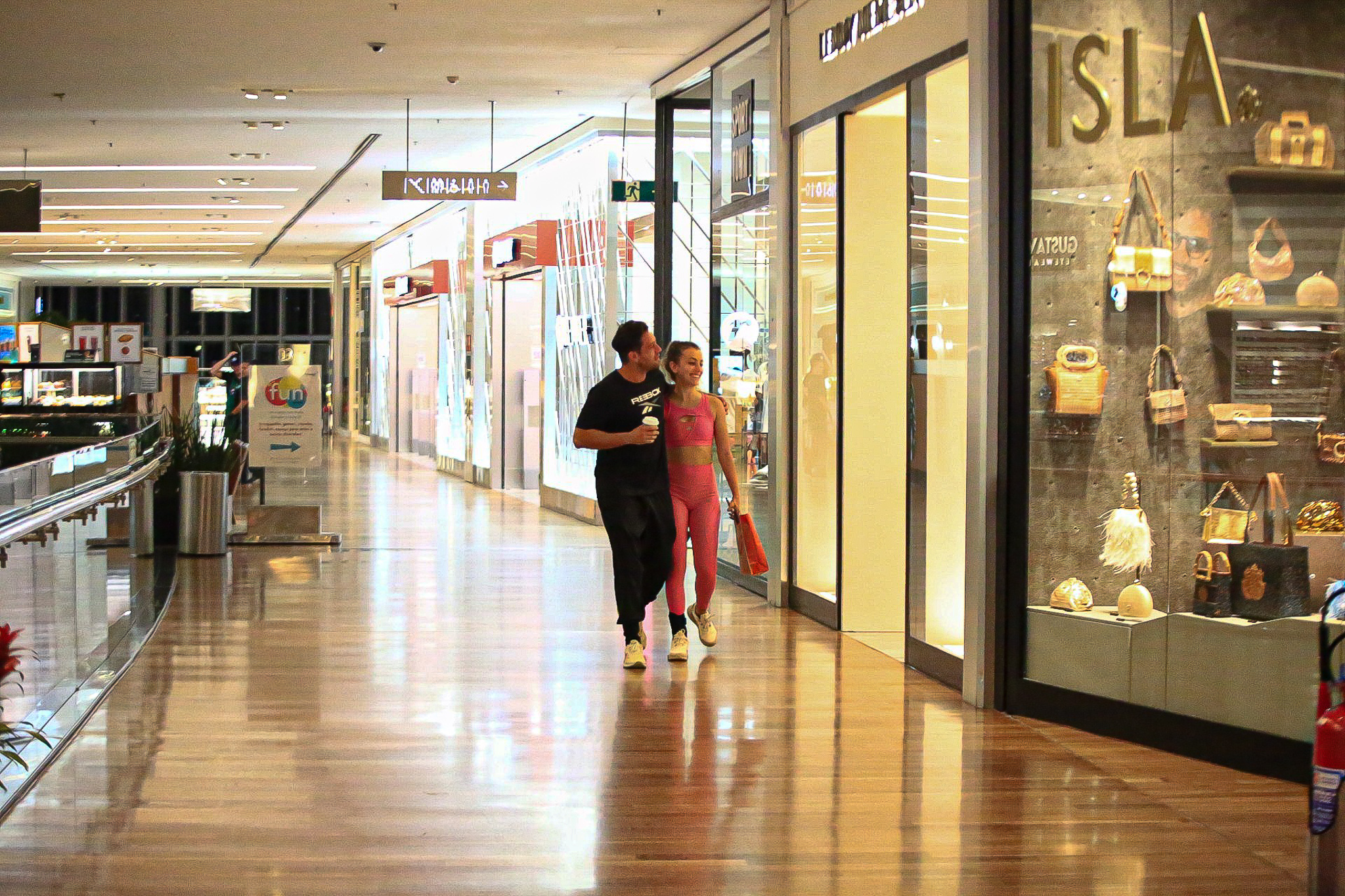 Rafael Cardoso é visto com novo affair em shopping no Rio