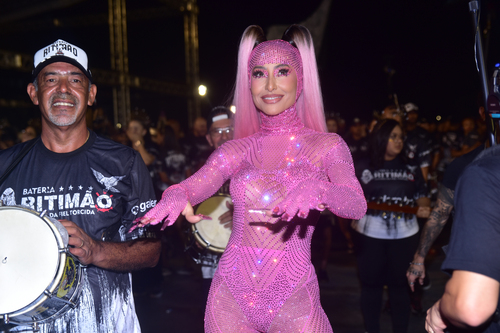 A apresentadora Sabrina Sato participou de ensaio da escola de samba Gaviões da Fiel em São Paulo em look rosa estiloso 