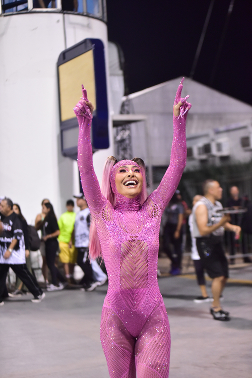 O look transparente deixava o corpo da famosa à mostra e tampava apenas o necessário. 