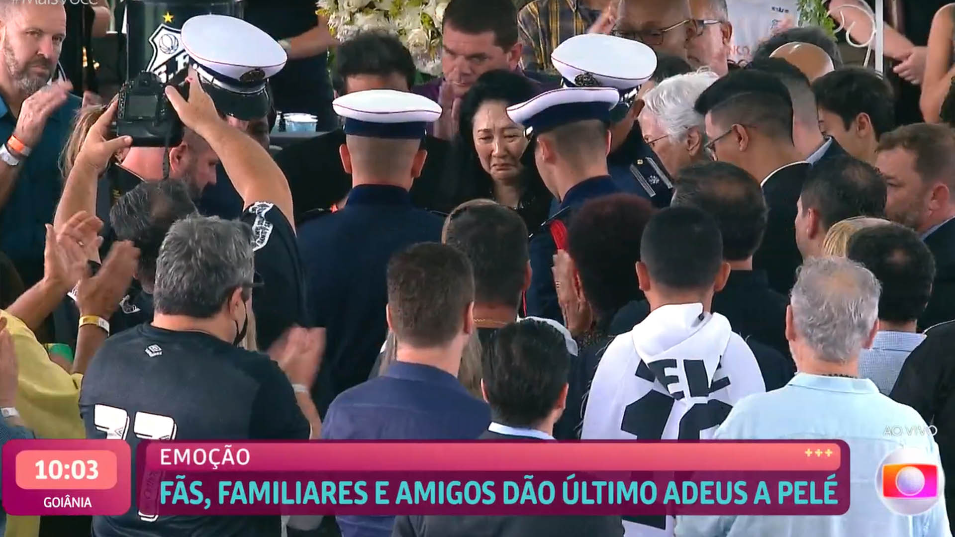 Viúva de Pelé, Márcia Aoki se emociona ao ver o caixão do marido sendo fechado