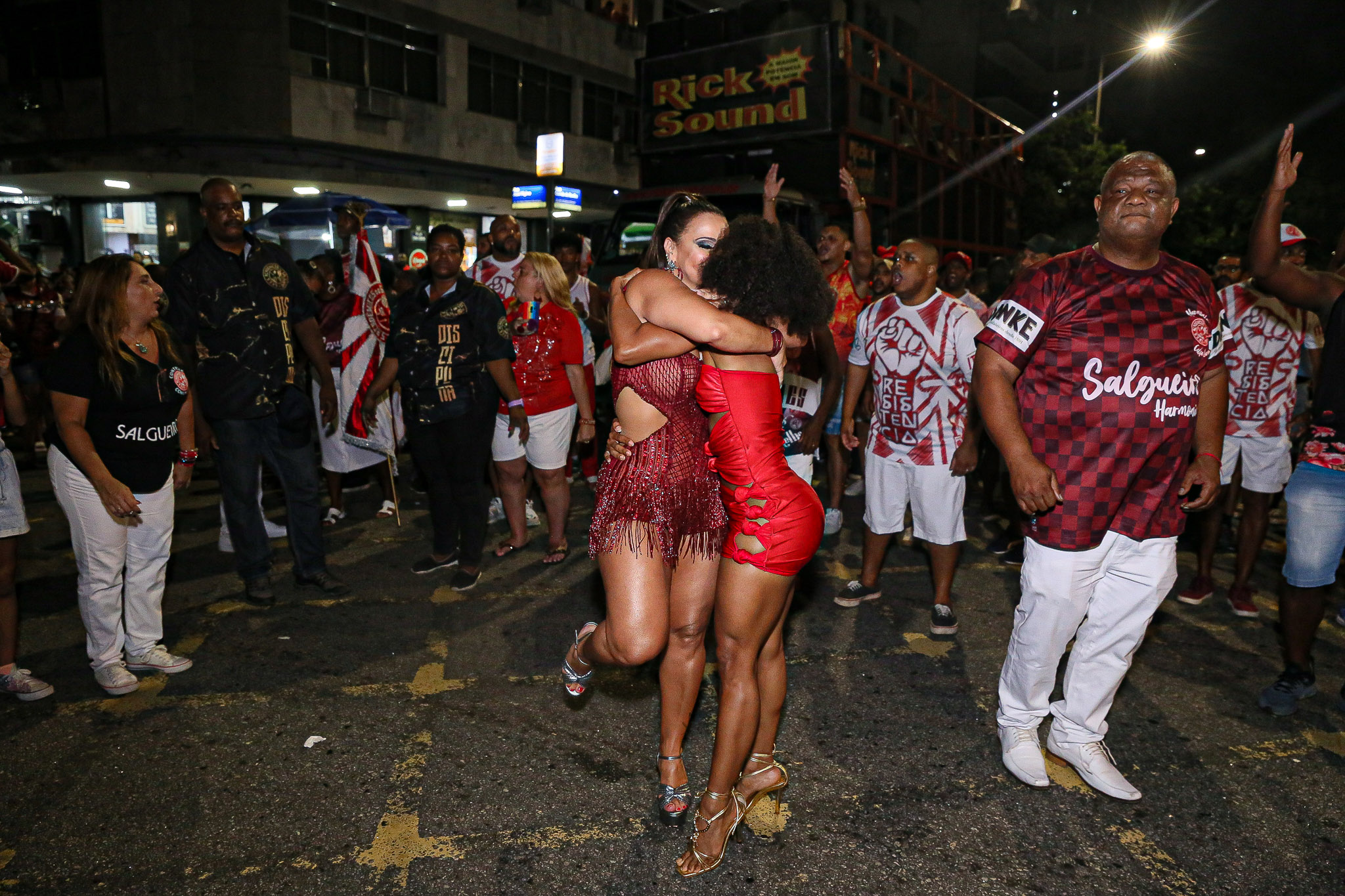 Viviane Araujo marca presença em ensaio do Salgueiro