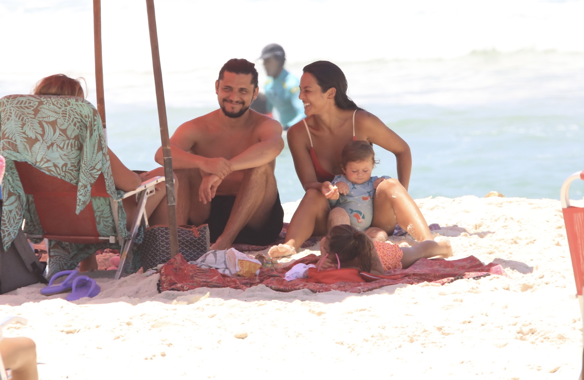 Yanna Lavigne e Bruno Gissoni na praia