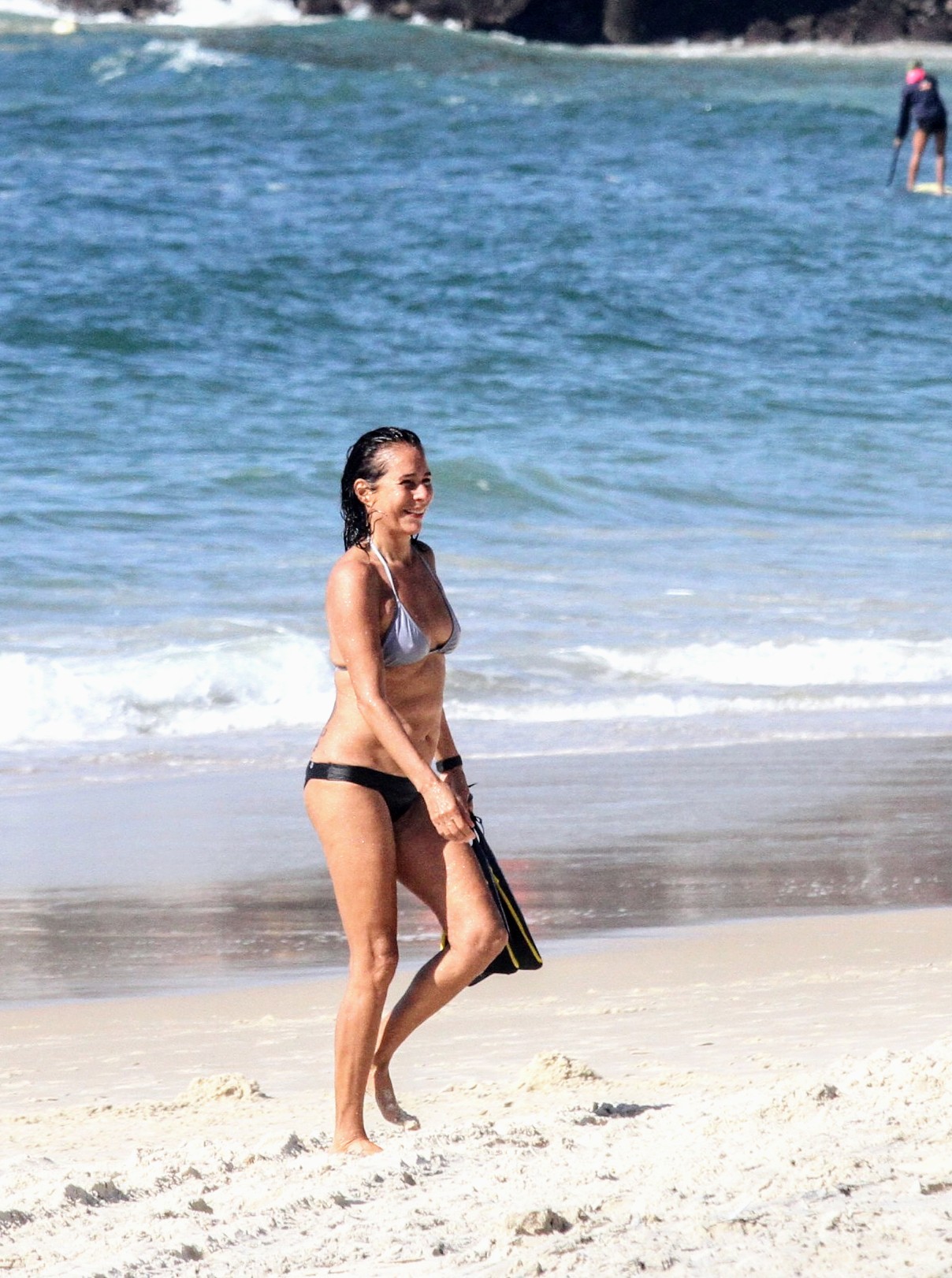 Andréa Beltrão em uma praia no Rio de Janeiro