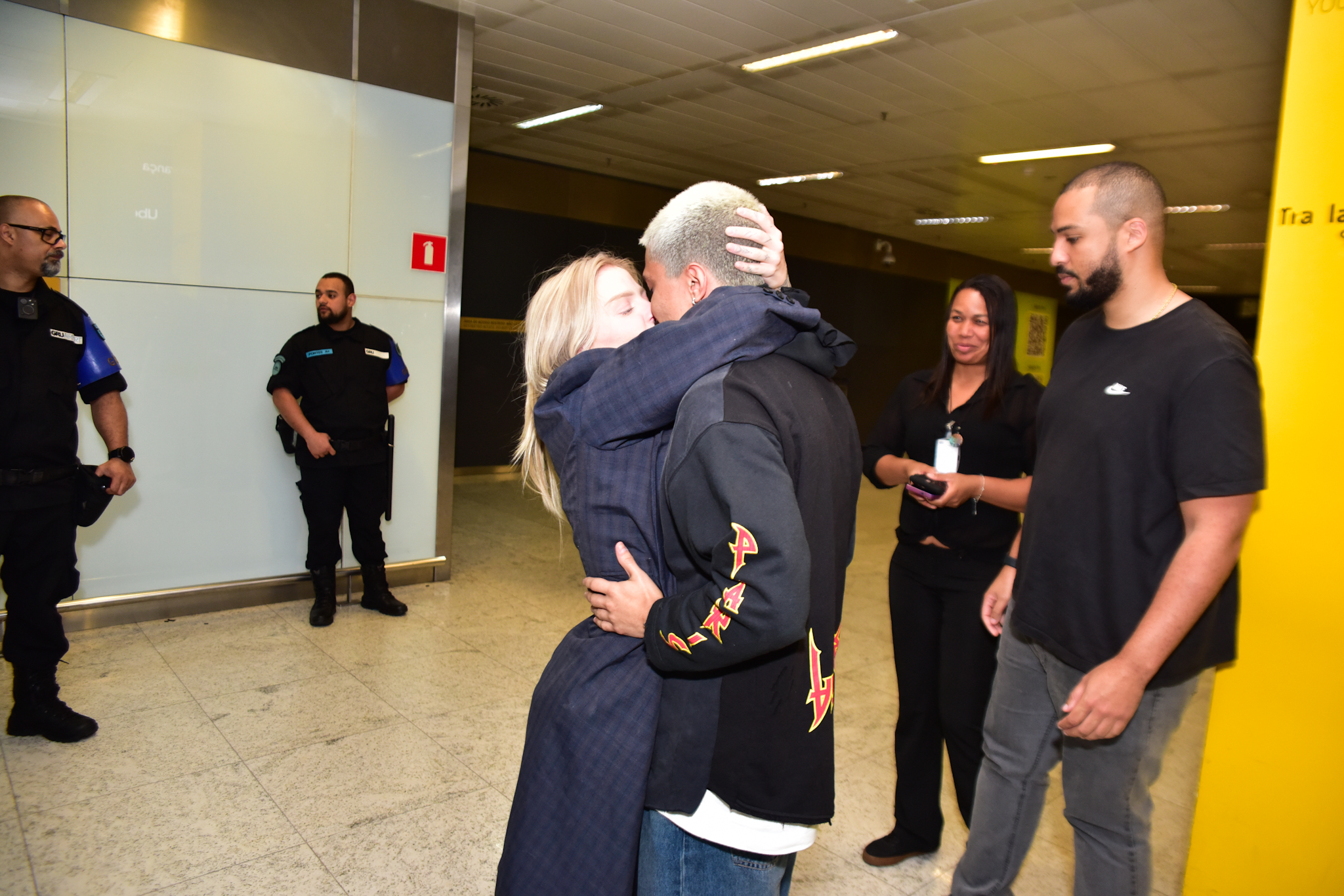 Luisa Sonza é flagrada aos beijos com Chico Veiga