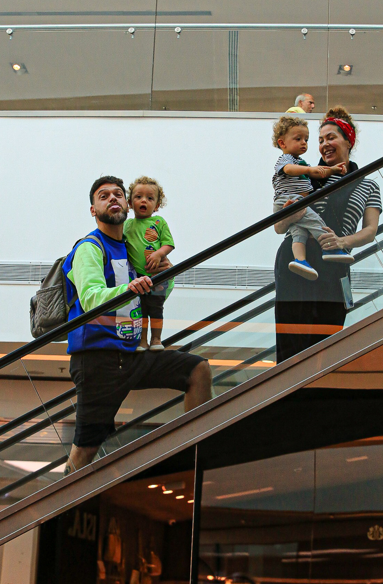 Emilio Dantas curte passeio com os filhos gêmeos e a esposa