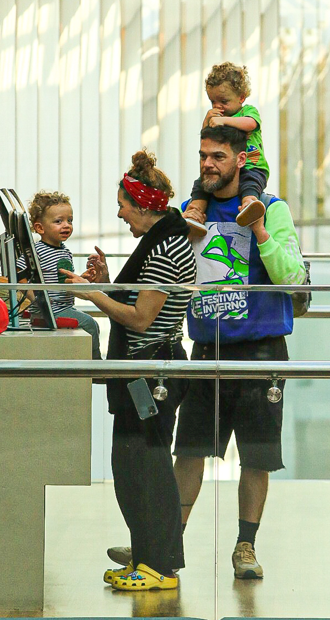 Emilio Dantas curte passeio com os filhos gêmeos e a esposa