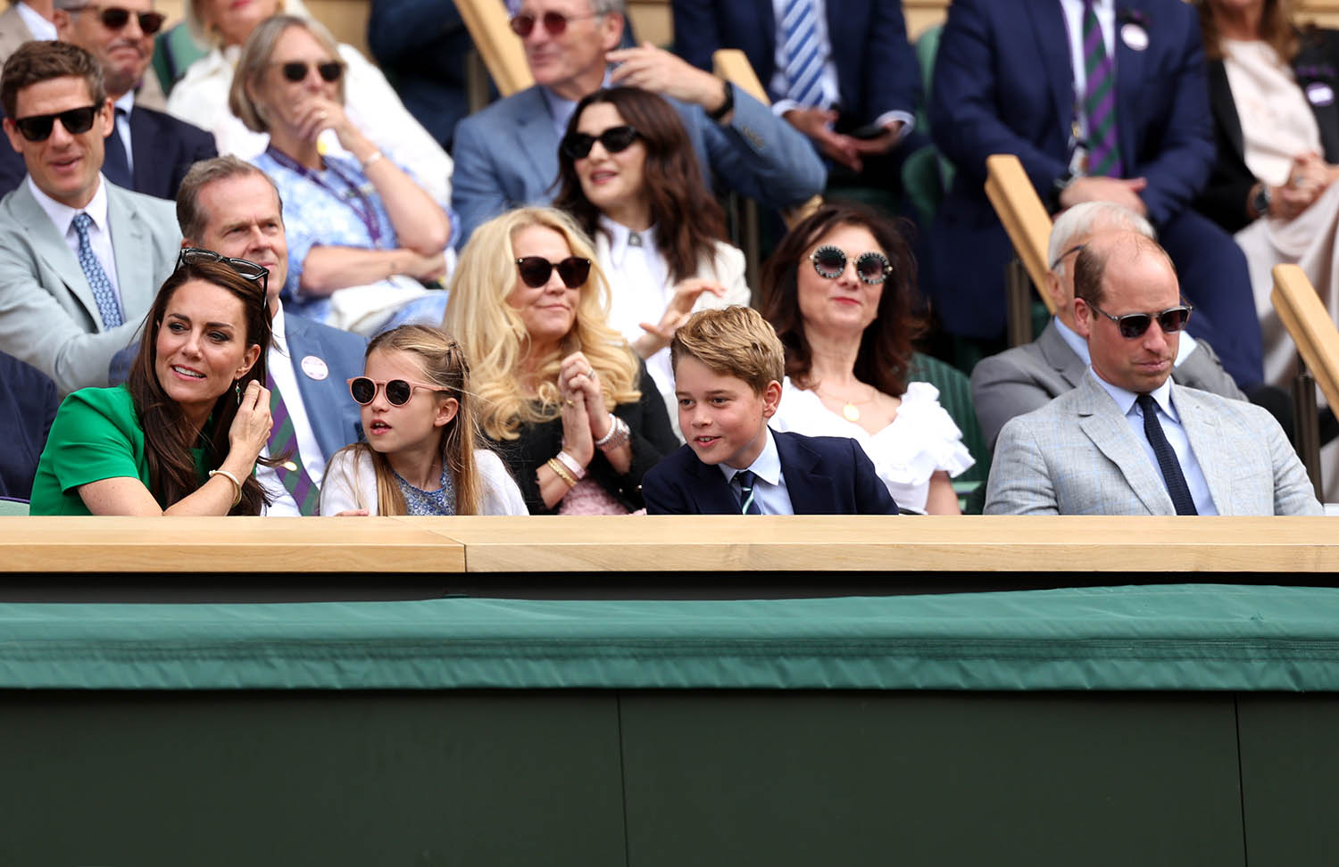 Kate Middleton e príncipe William levam dois dos três filhos para o torneio de Wimbledon e os pequenos roubam a cena