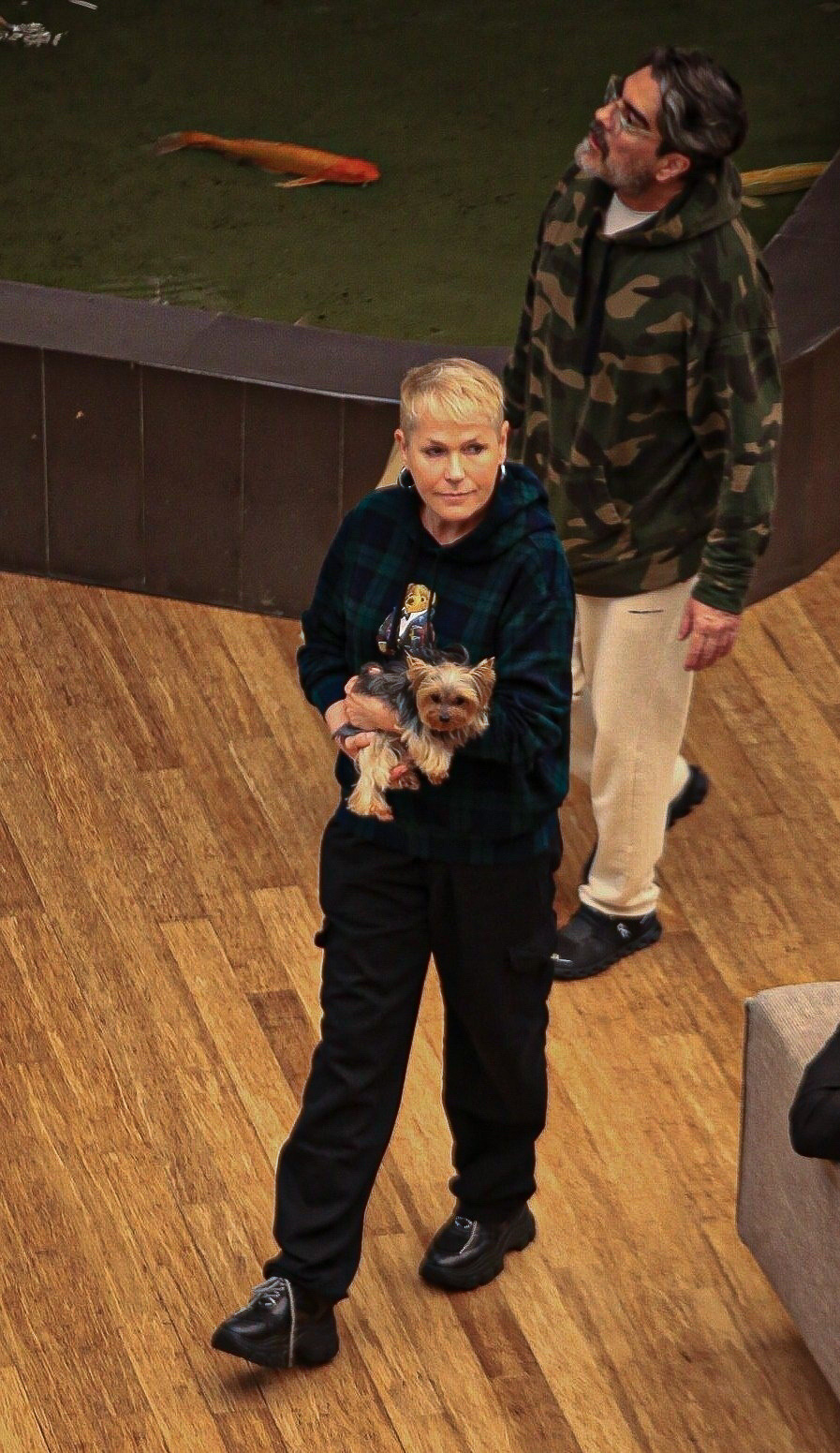 Xuxa Meneghel curte passeio no shopping