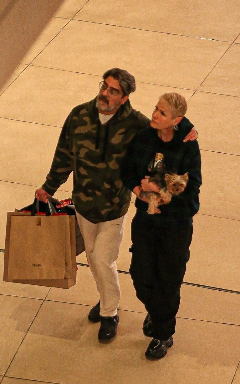 Xuxa Meneghel curte passeio no shopping