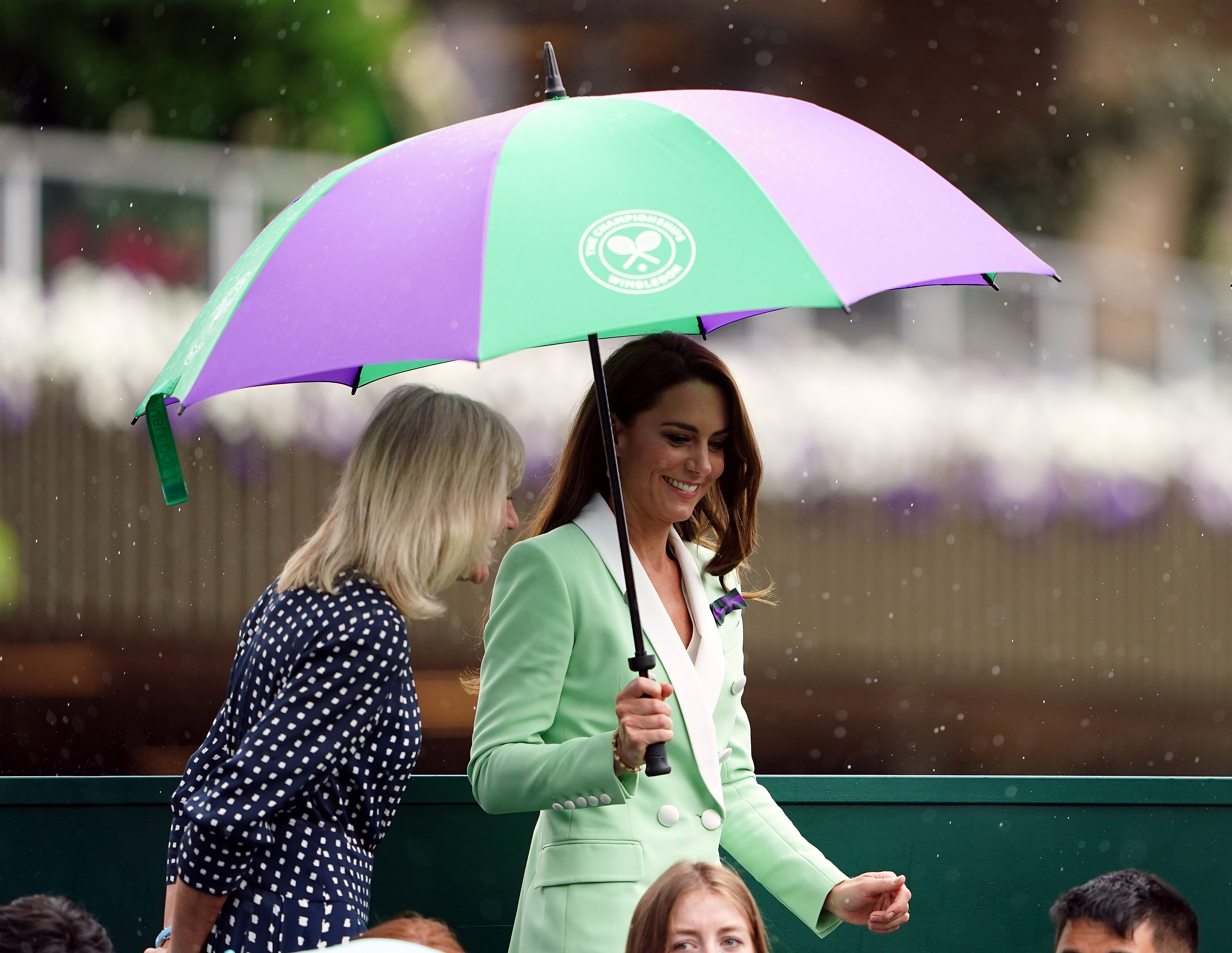 Kate Middleton usa blazer menta em manhã no Torneio de Wimbledon