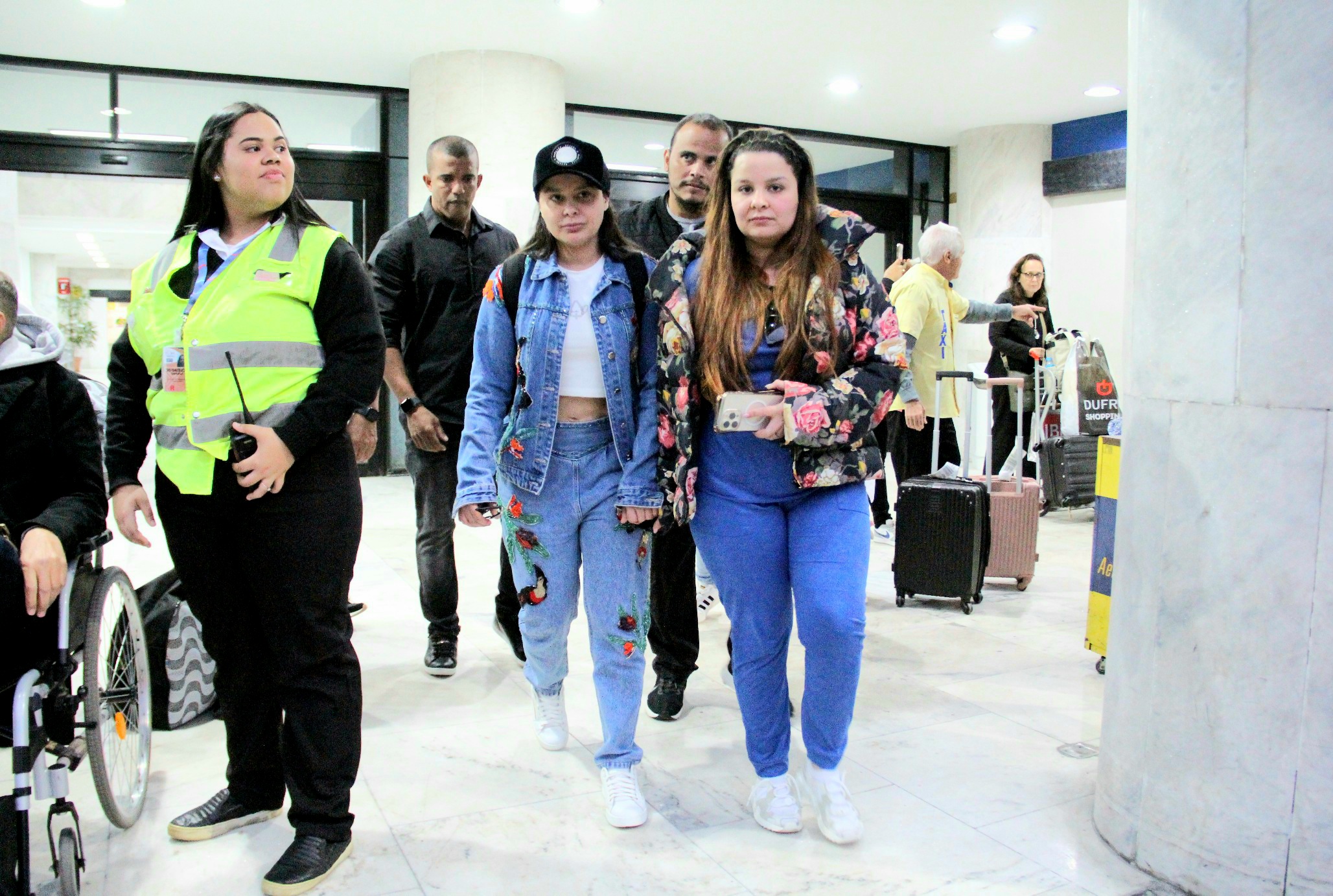 Maiara e Maraisa em aeroporto