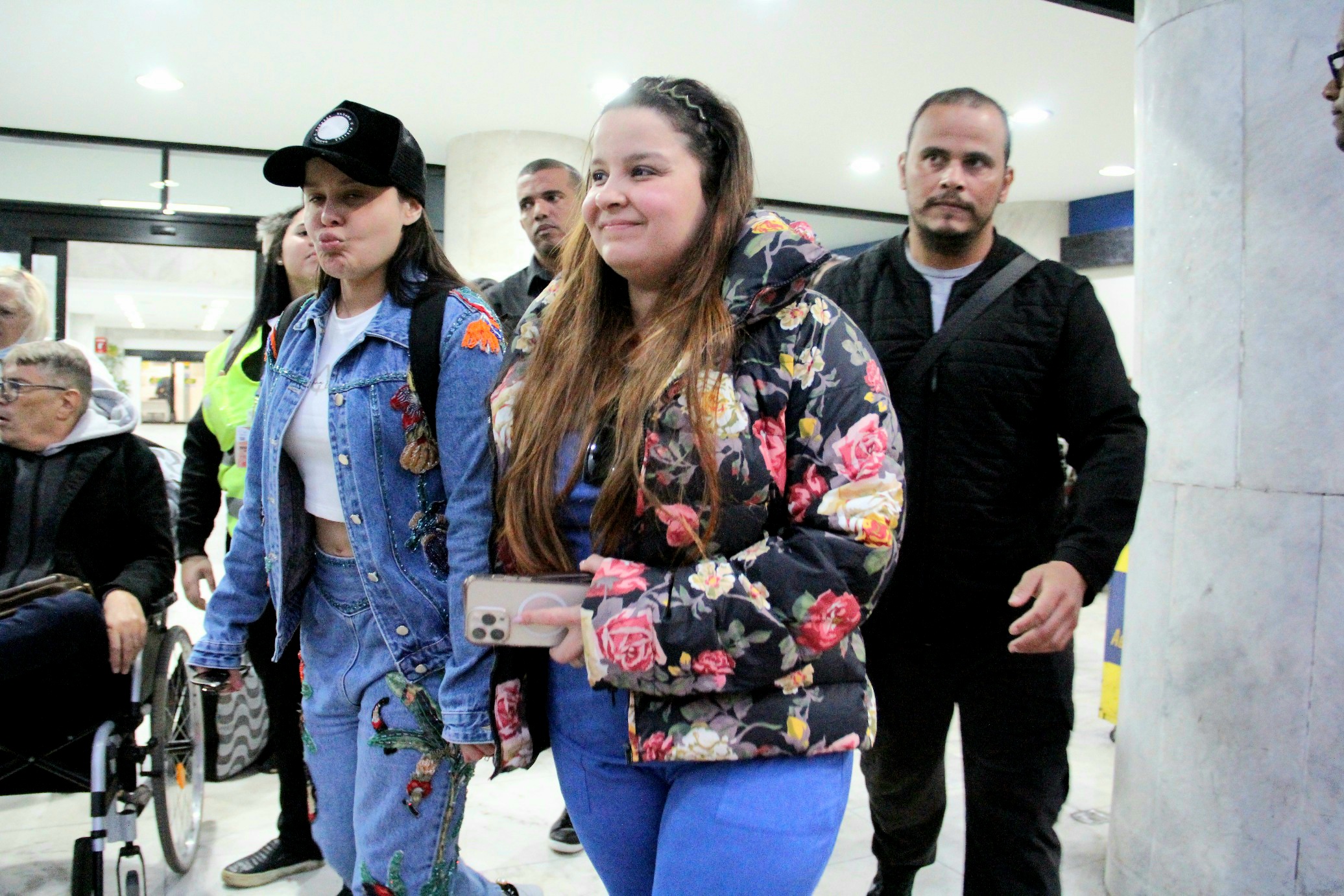 Maiara e Maraisa em aeroporto