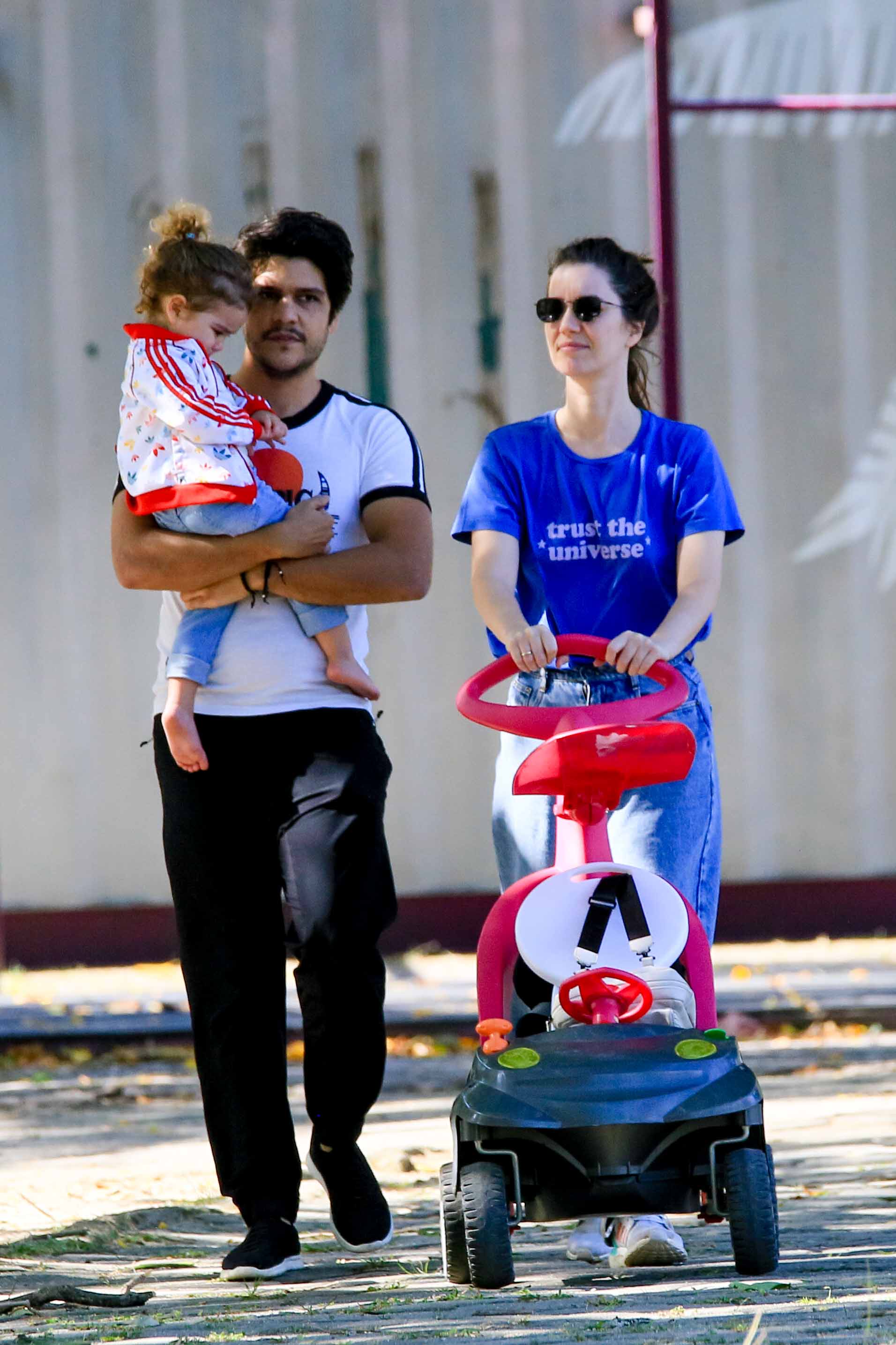 Nathalia Dill curte passeio com a família