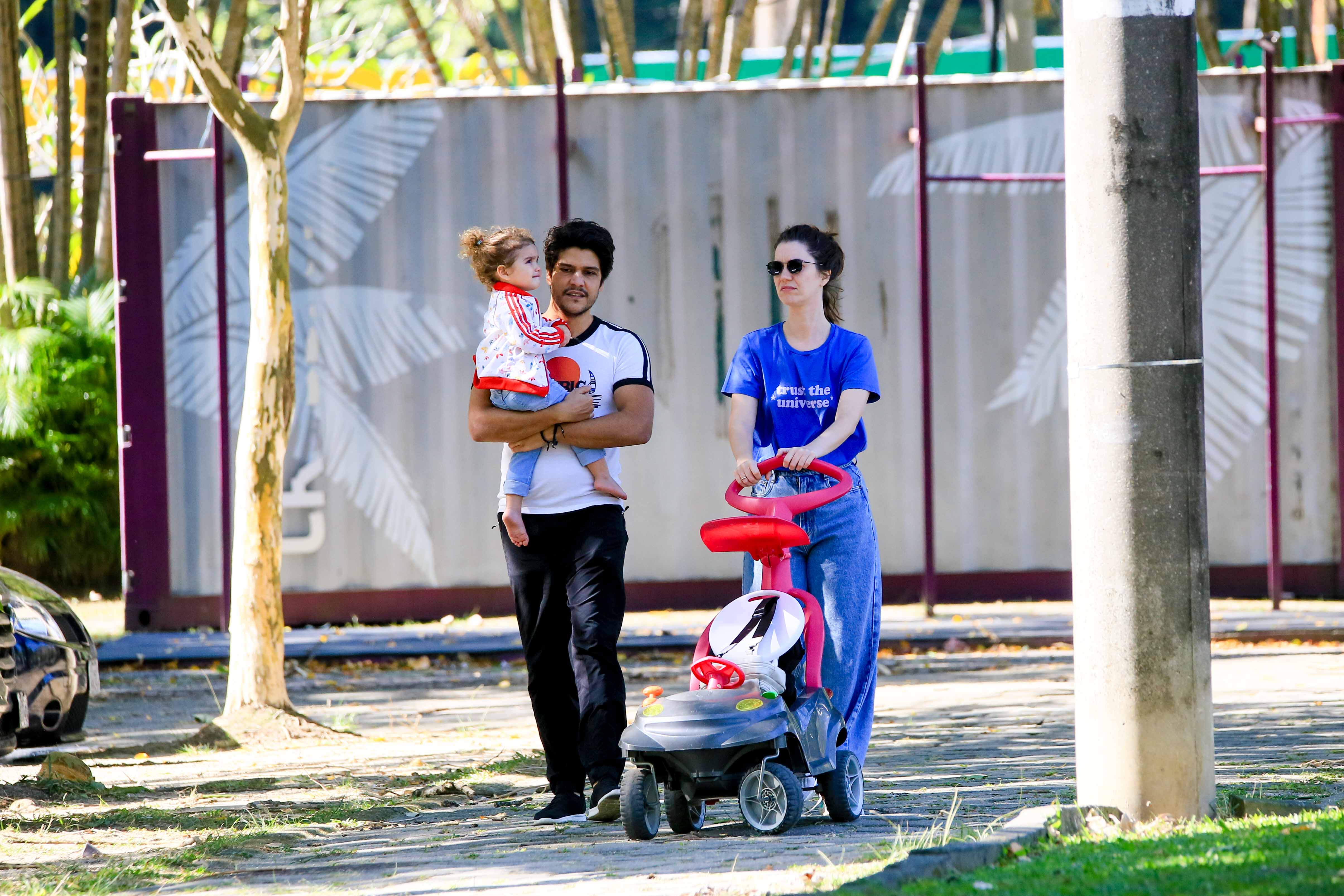 Nathalia Dill curte passeio com a família