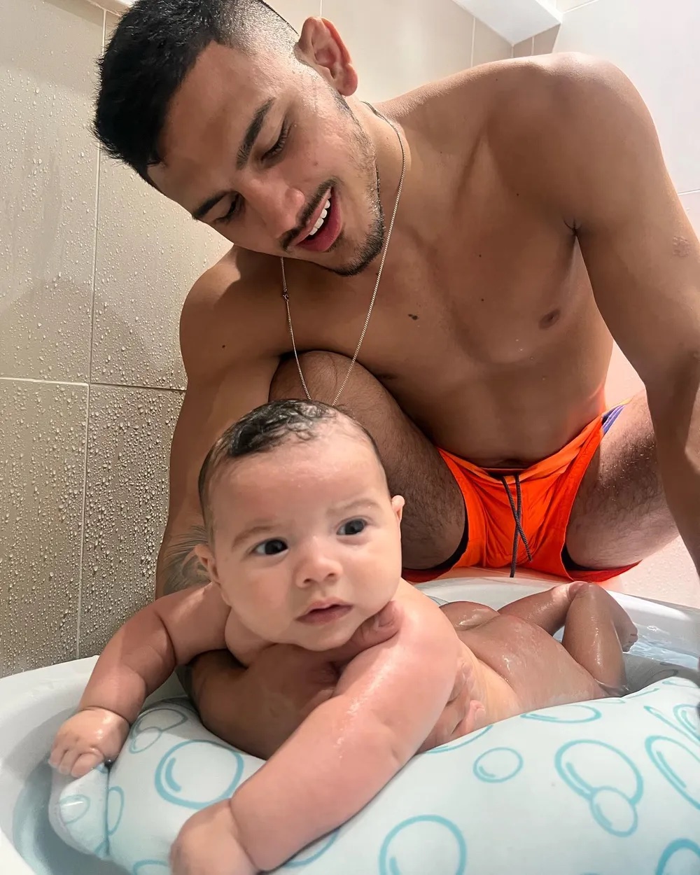 Petra Mattar com o pai de seu filho