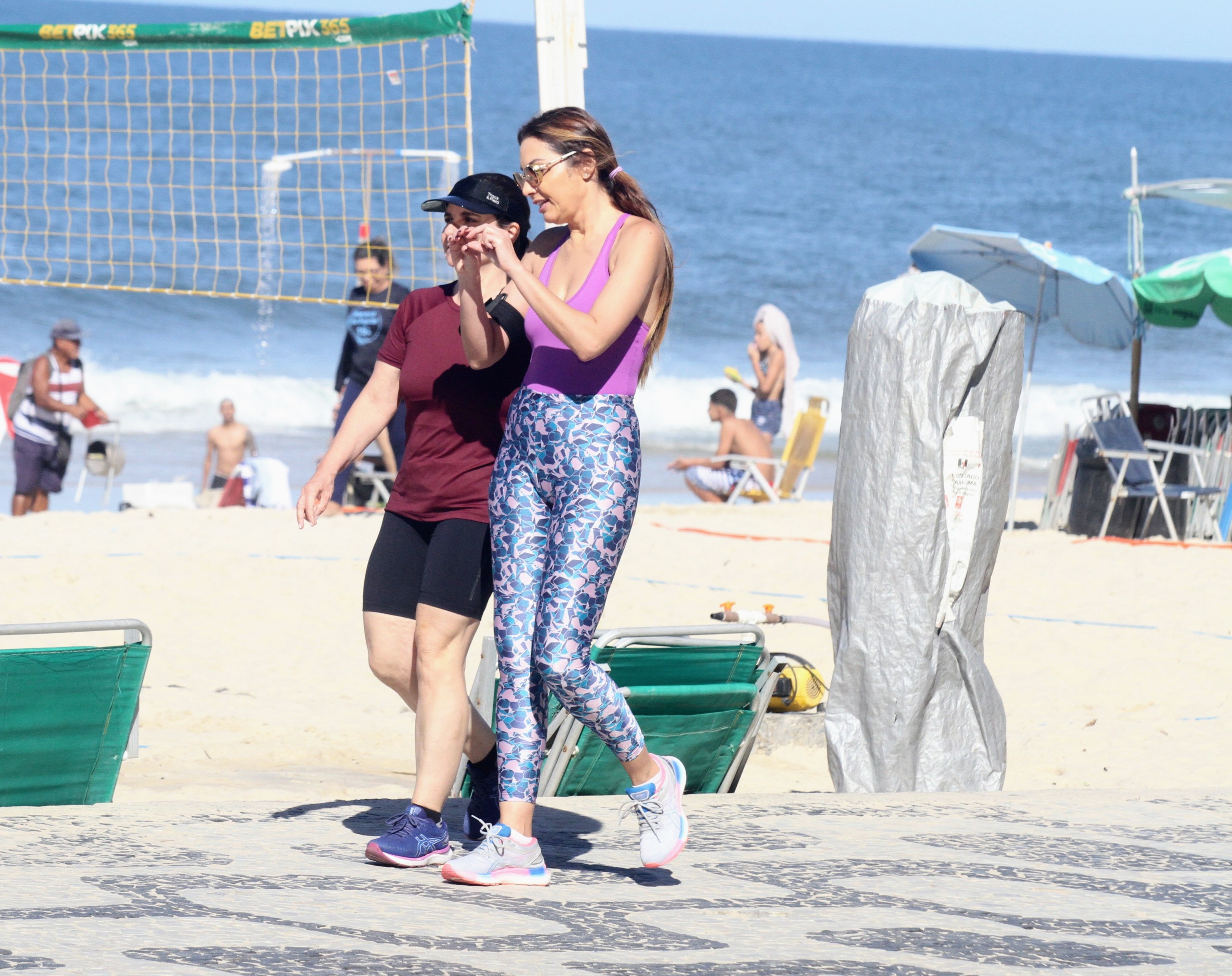 Patrícia Poeta caminhando na praia