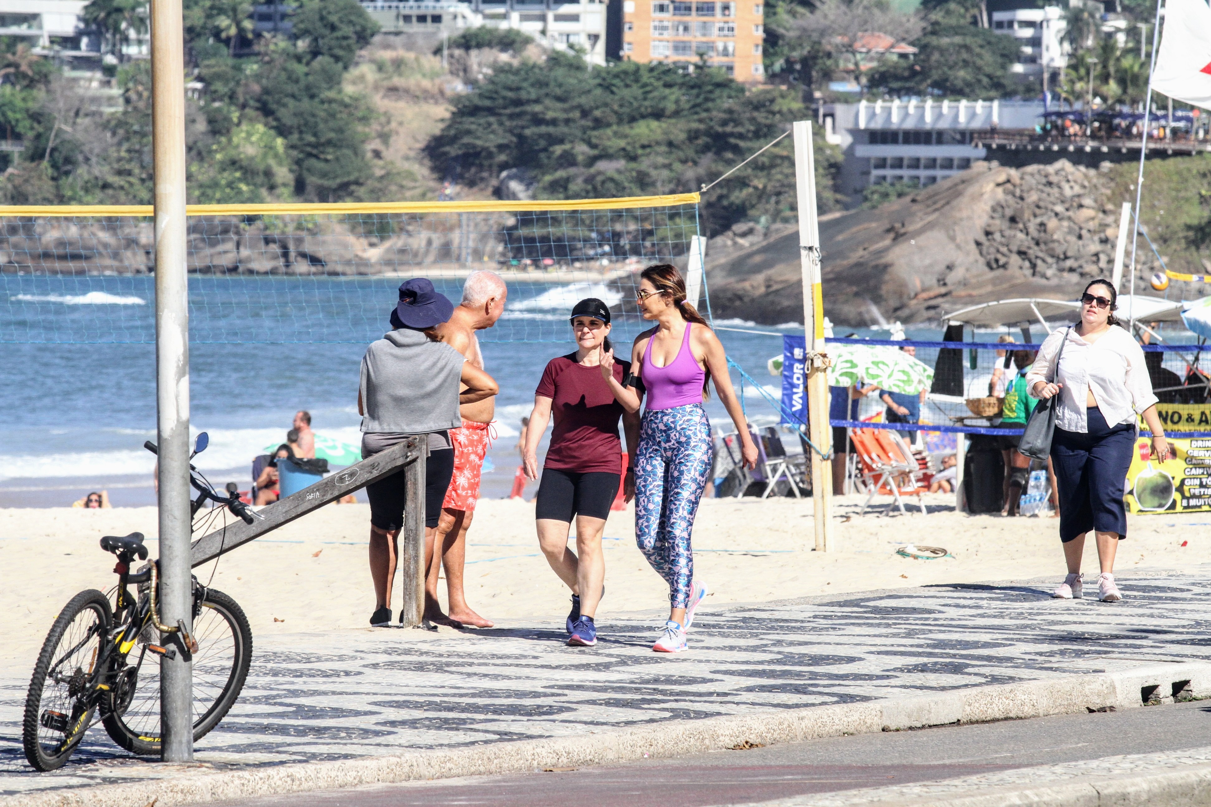 Patrícia Poeta caminhando na praia