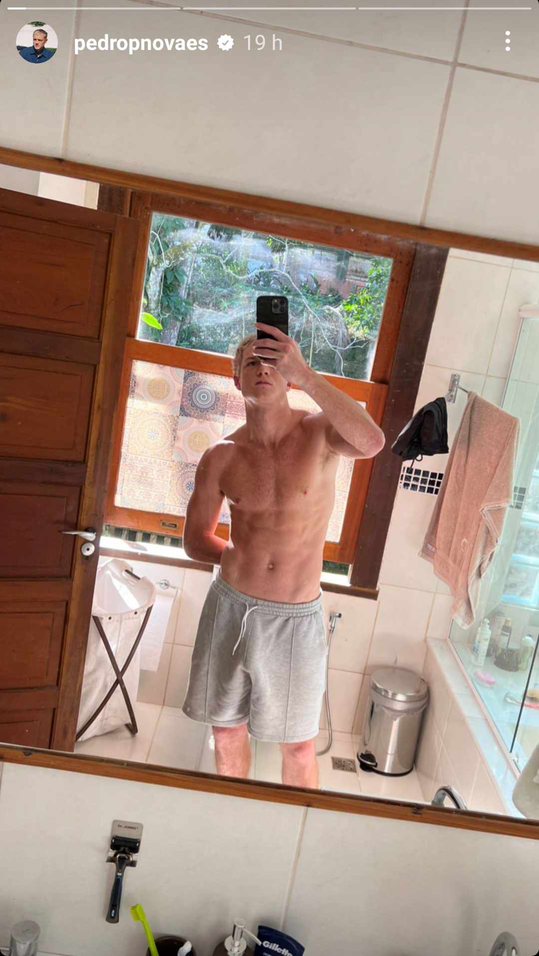 Pedro Novaes exibe corpo definido em foto ousada no espelho