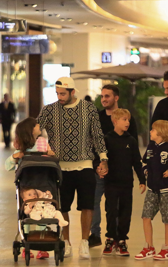 Pedro Scooby com os filhos em shopping