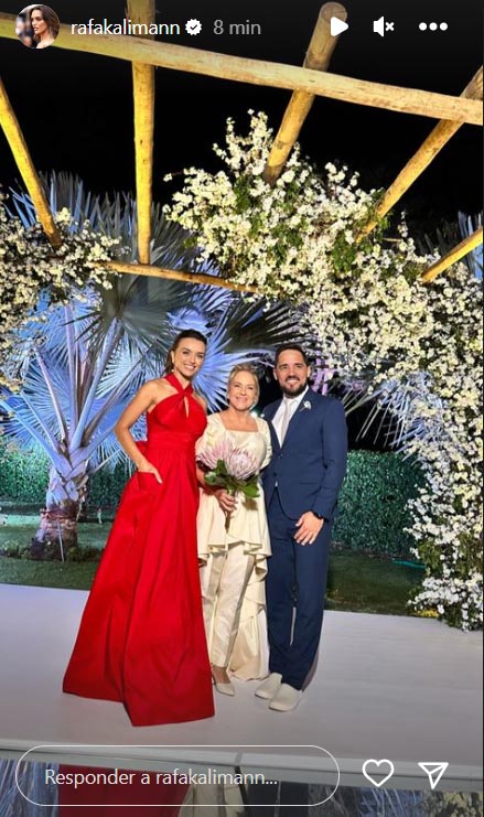 Rafa Kalimann celebra o casamento de sua mãe ao lado do seu irmão