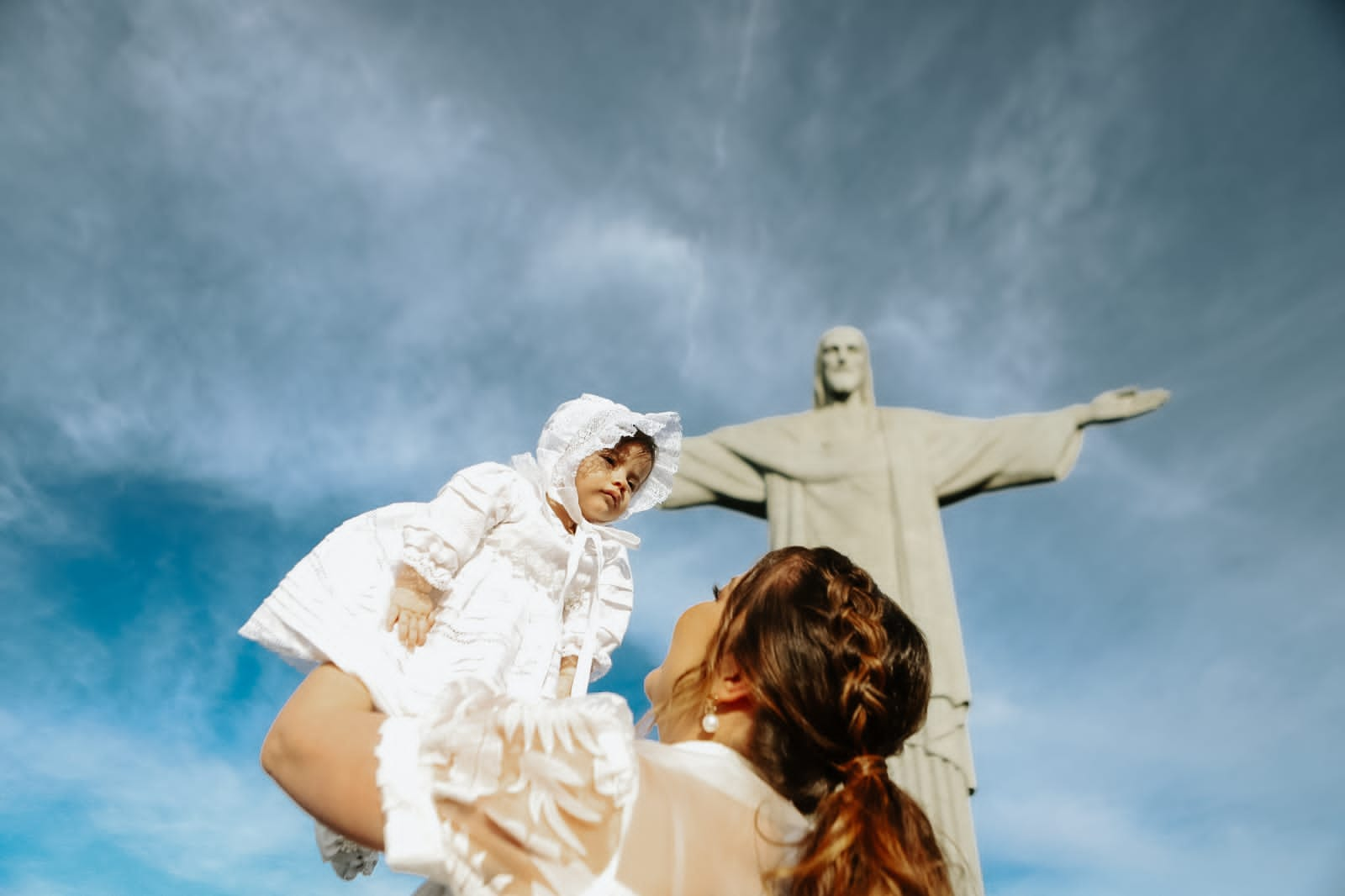 Renata Dominguez mostra fotos do batizado da filha