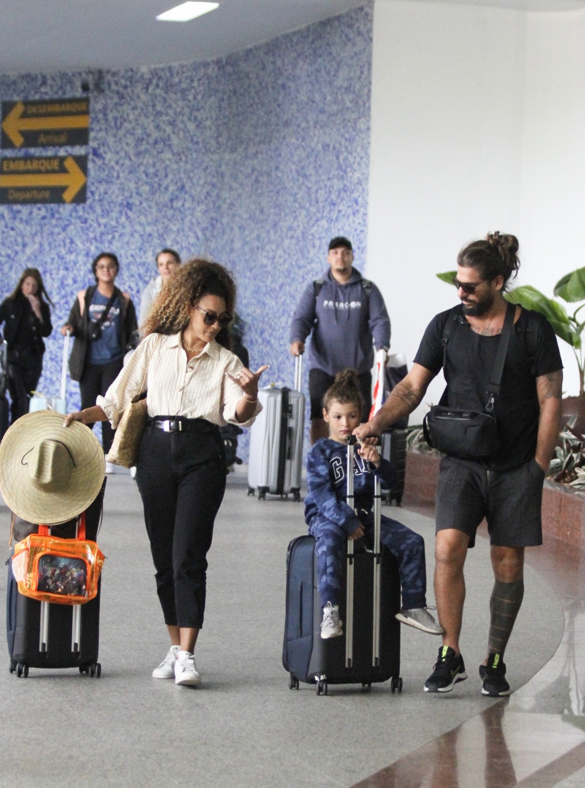 Sheron Menezzes é flagrada no aeroporto com o filho e o marido