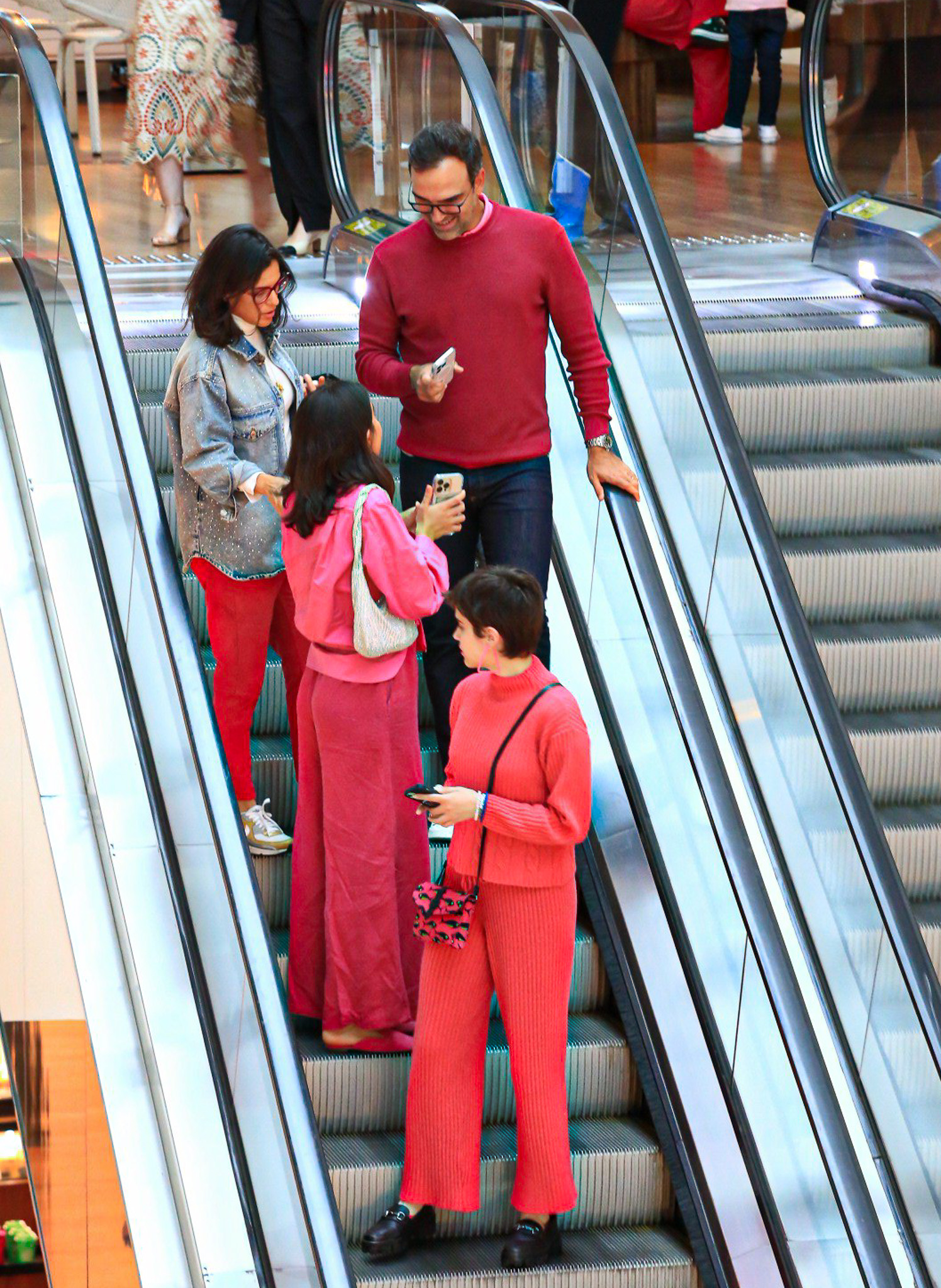 Tadeu Schmidt passeia em shopping com a família