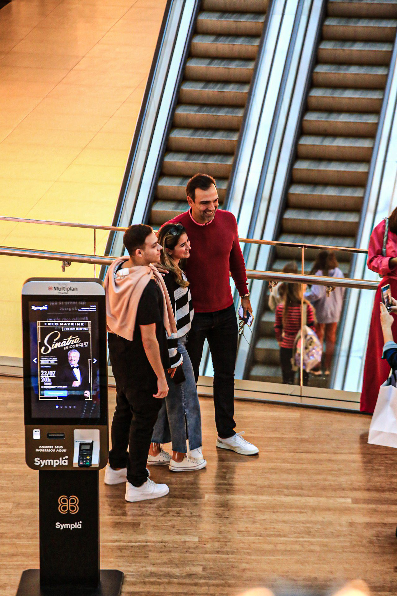 Tadeu Schmidt passeia em shopping com a família