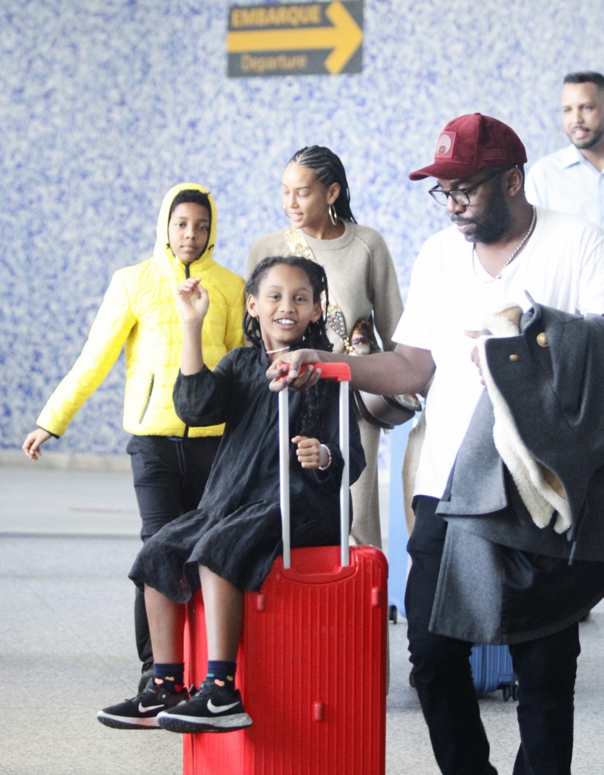 Taís Araújo e Lázaro Ramos fazem rara aparição com os dois filhos no aeroporto