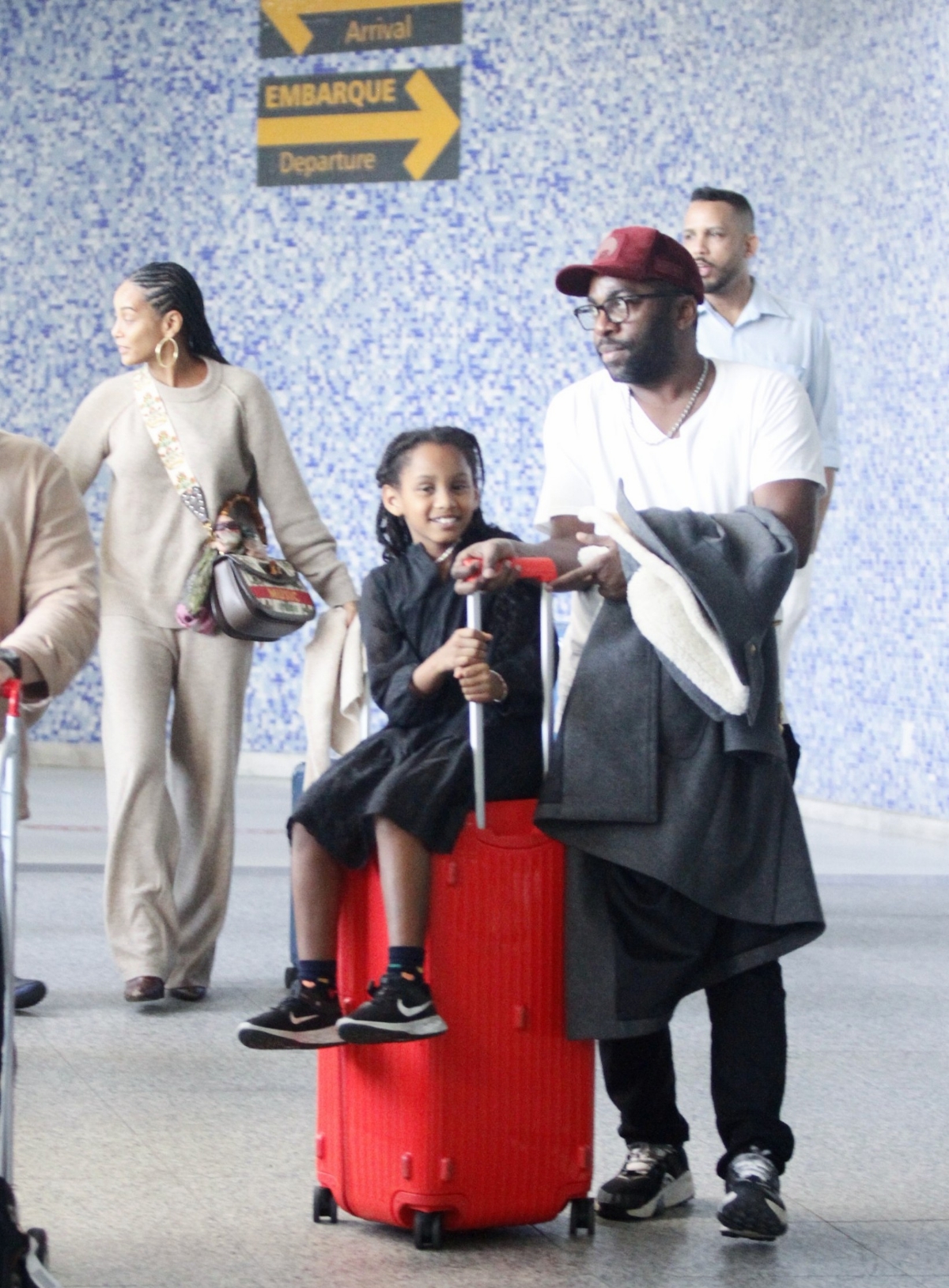 Taís Araújo e Lázaro Ramos fazem rara aparição com os dois filhos no aeroporto