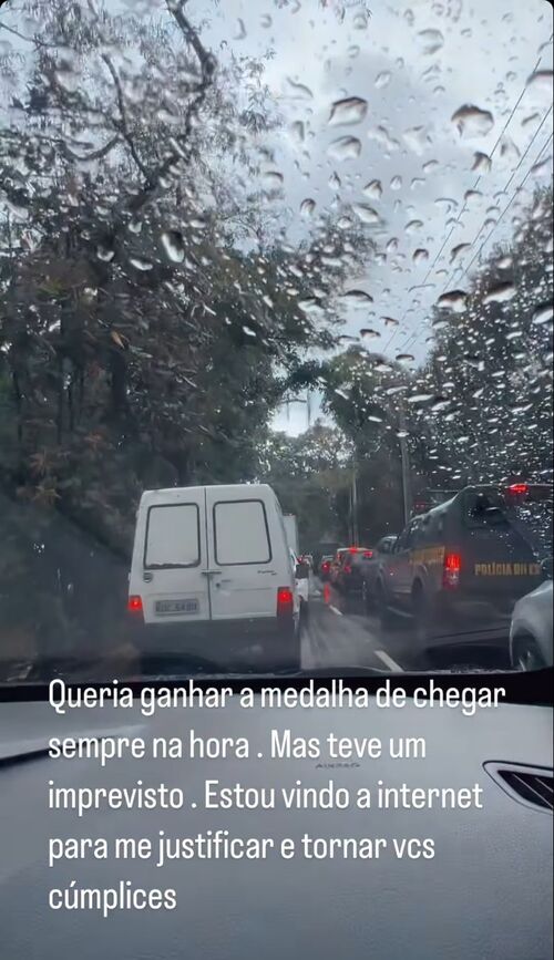 ”. A artista ainda mostrou para seus seguidores como estava a estrada cheia de carros. 