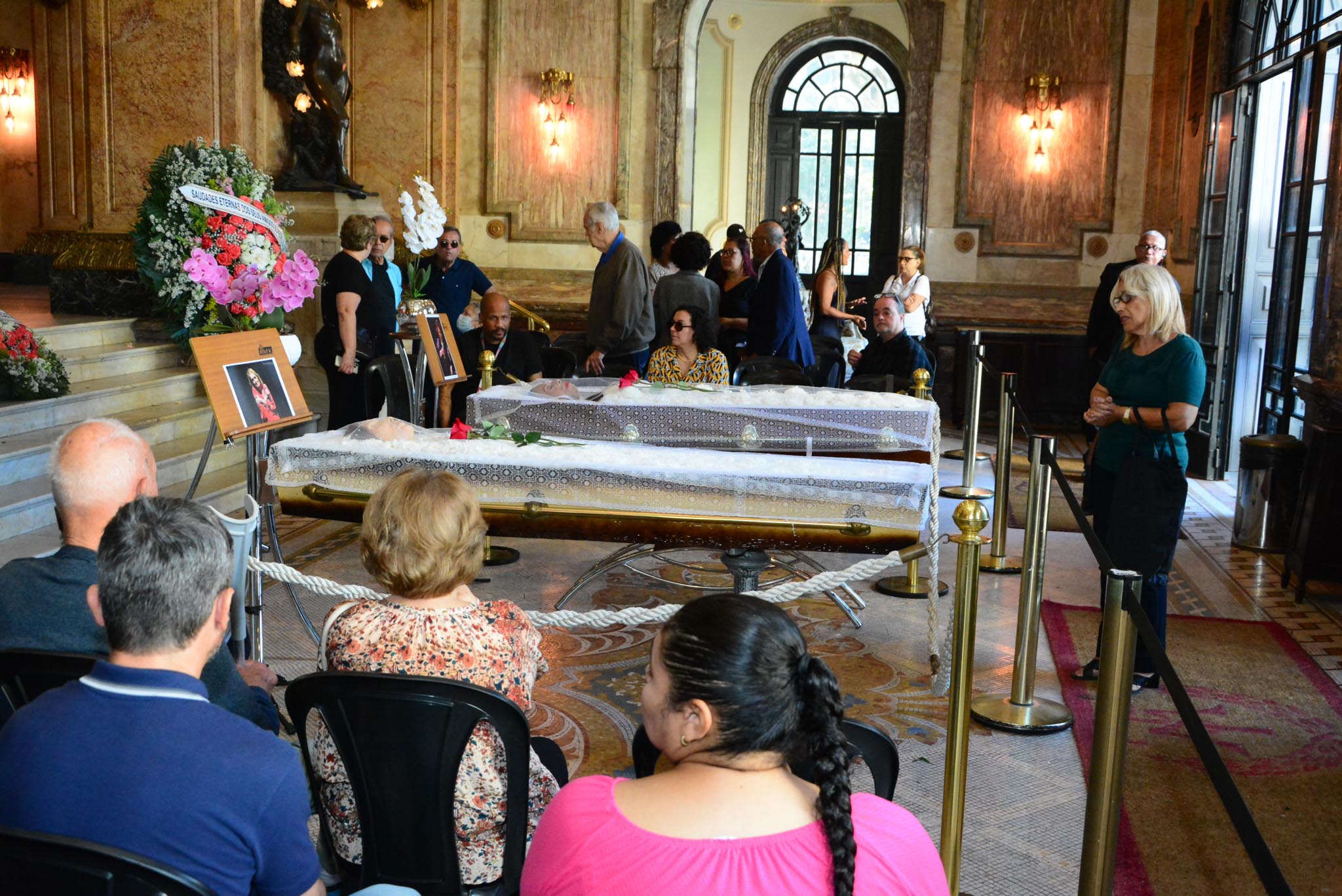 Corpos das cantoras Doris Monteiro e Leny Andrade são velados lado a lado no Theatro Municipal do Rio de Janeiro