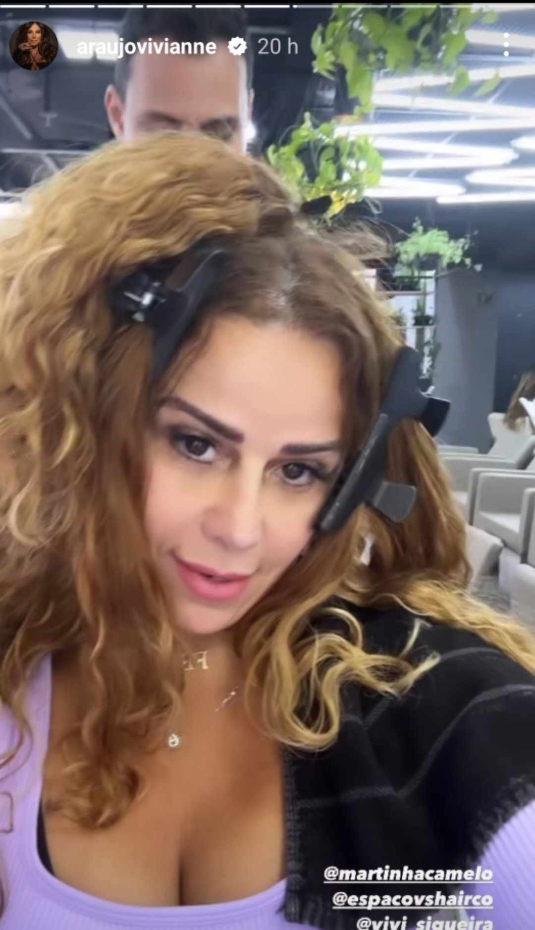 Viviane Araújo tira o mega hair